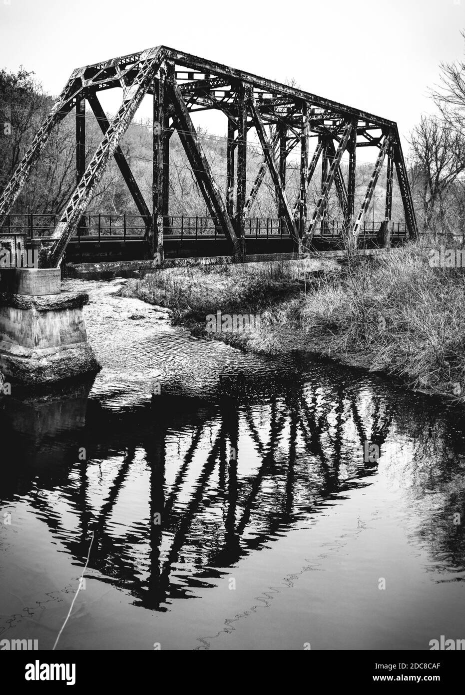 ponte ferroviario d'epoca in metallo e acciaio nella campagna rurale Foto Stock