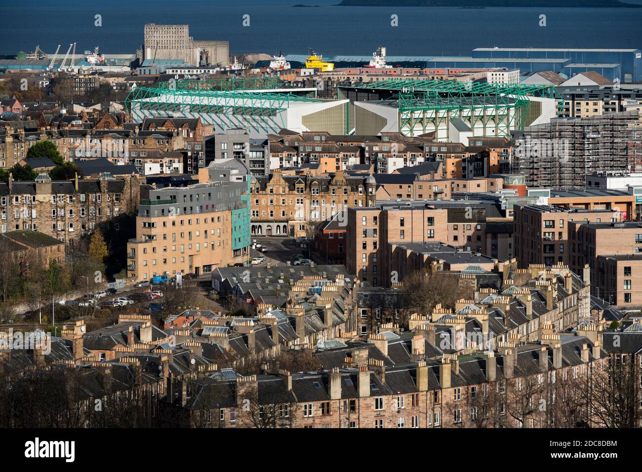 Lo Staium di Easter Road dell'Hibernian FC si distingue tra le zone residenziali di Leith, Edimburgo, Scozia, Regno Unito. Foto Stock