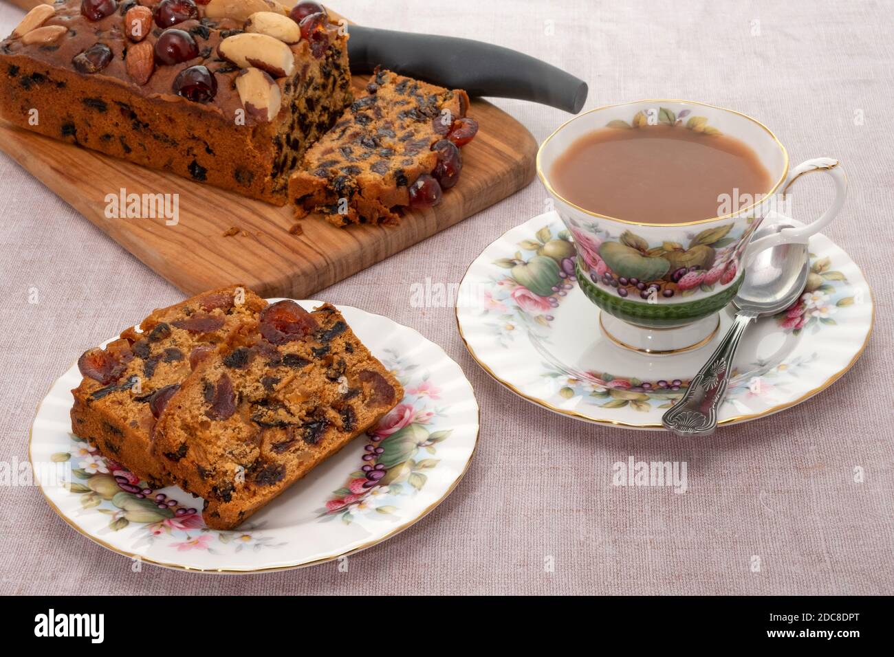 Tazza di tè e fetta di torta di frutta Foto Stock
