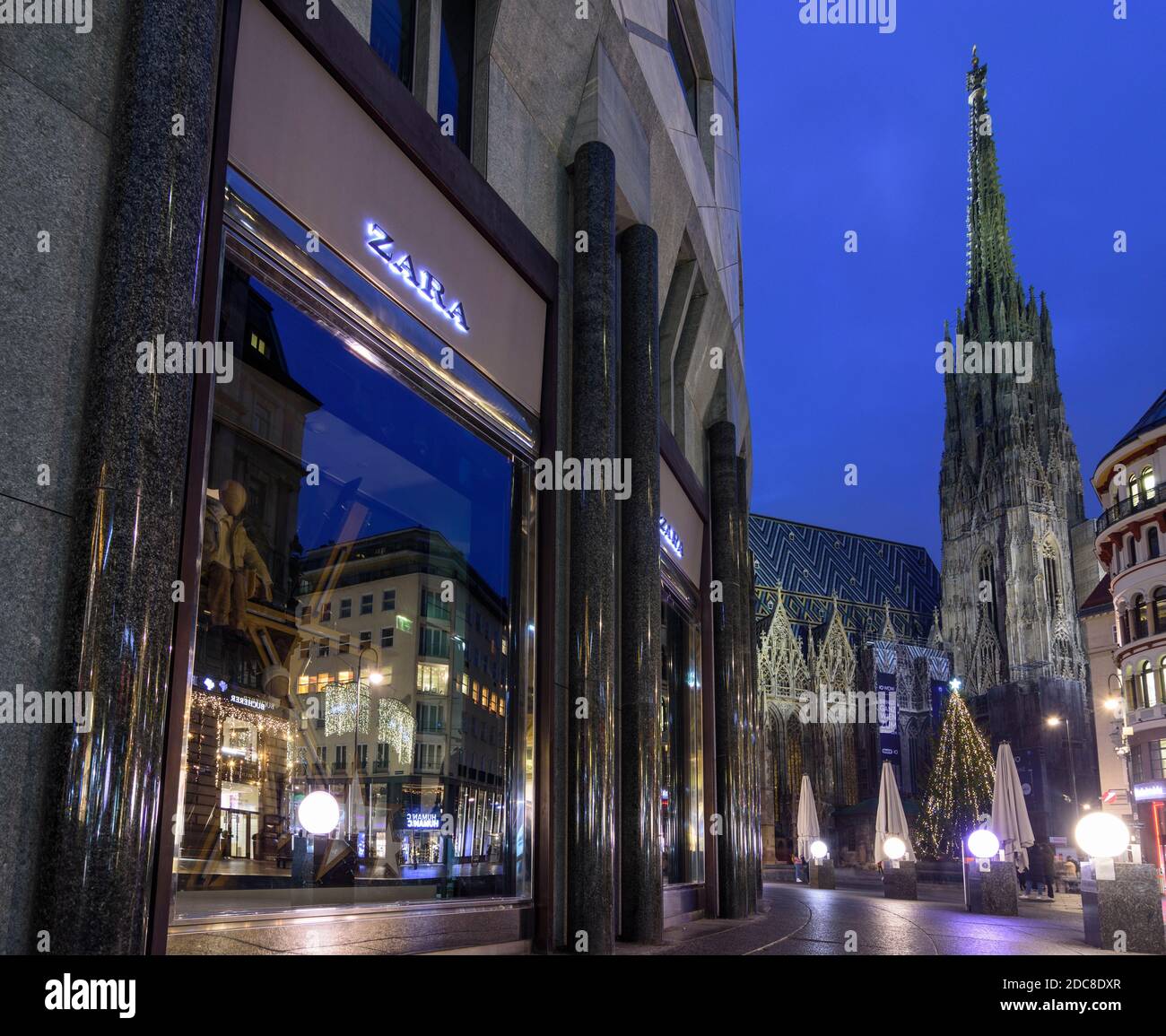 Wien, Vienna: Negozio chiuso al blocco a causa della pandemia COVID 19 nel periodo pre-natalizio, vetrina buia, Stephansdom (St Cattedrale di Stefano Foto Stock
