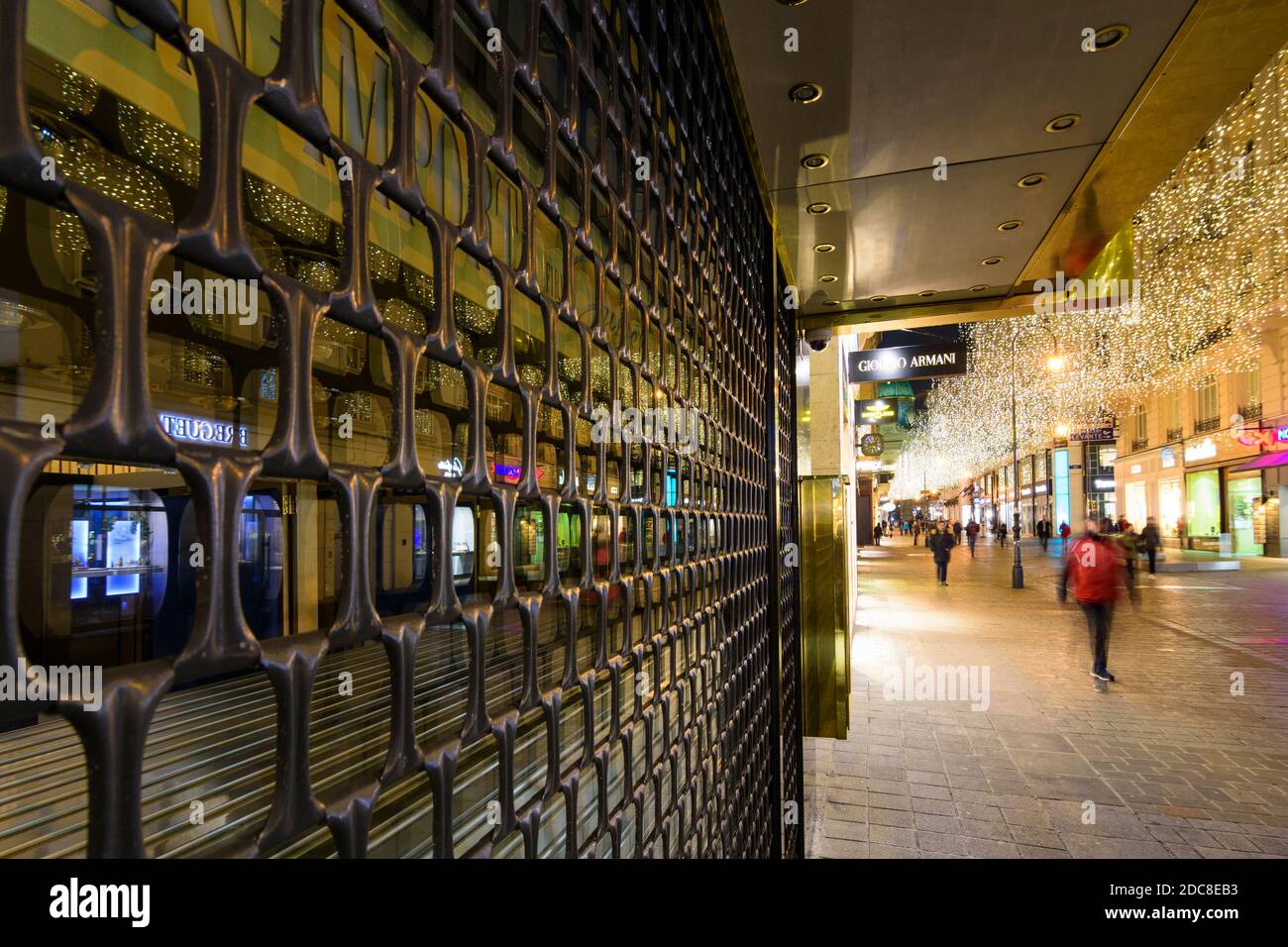 Wien, Vienna: Negozio chiuso al blocco a causa della pandemia COVID 19 nel periodo pre-natalizio, vetrata negozio scuro barrato di gioielleria, strada dello shopping Ko Foto Stock