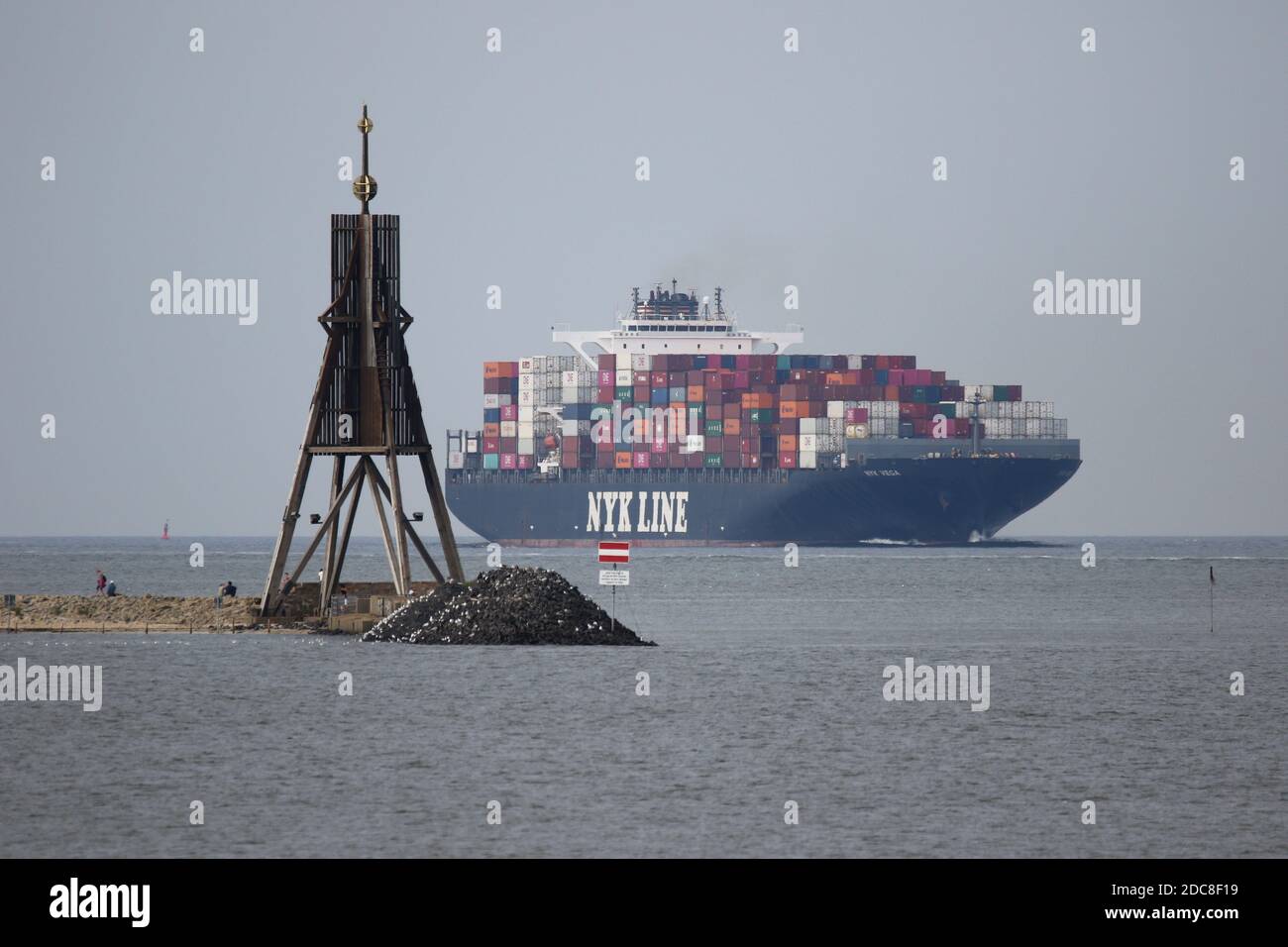 La nave-container NYK Vega passerà da Cuxhaven il 20 agosto 2020 sul fiume Elba e proseguirà per Amburgo. Foto Stock