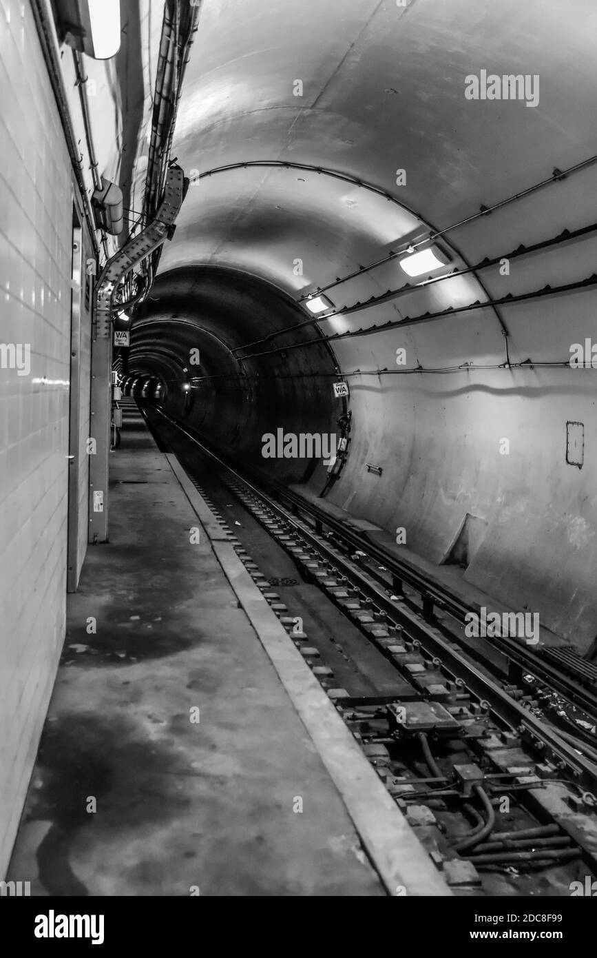 stazione della metropolitana vintage e piattaforma in città Foto Stock