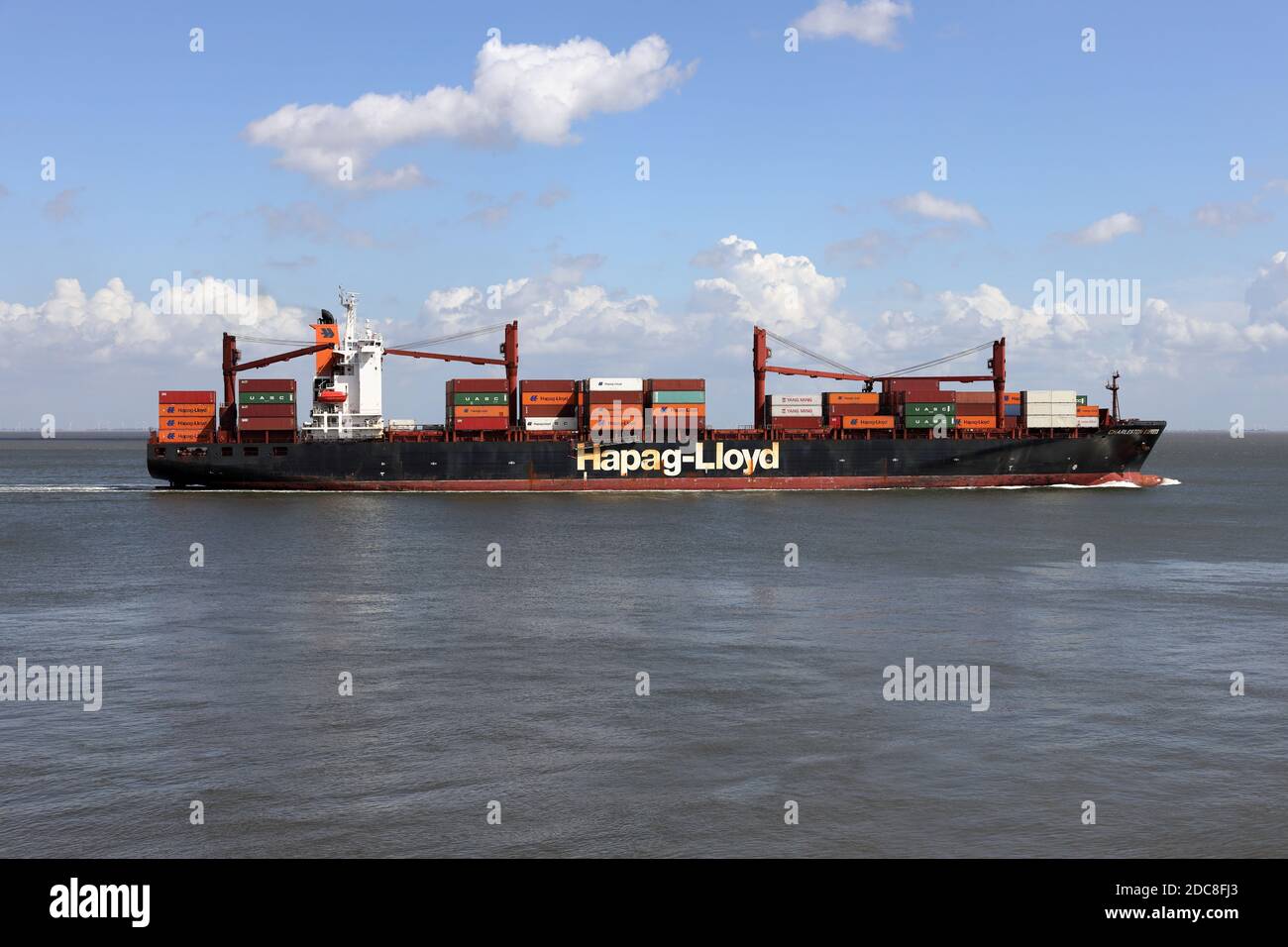 La nave-container Charleston Express passerà da Cuxhaven il 22 agosto 2020 sulla strada per Amburgo. Foto Stock