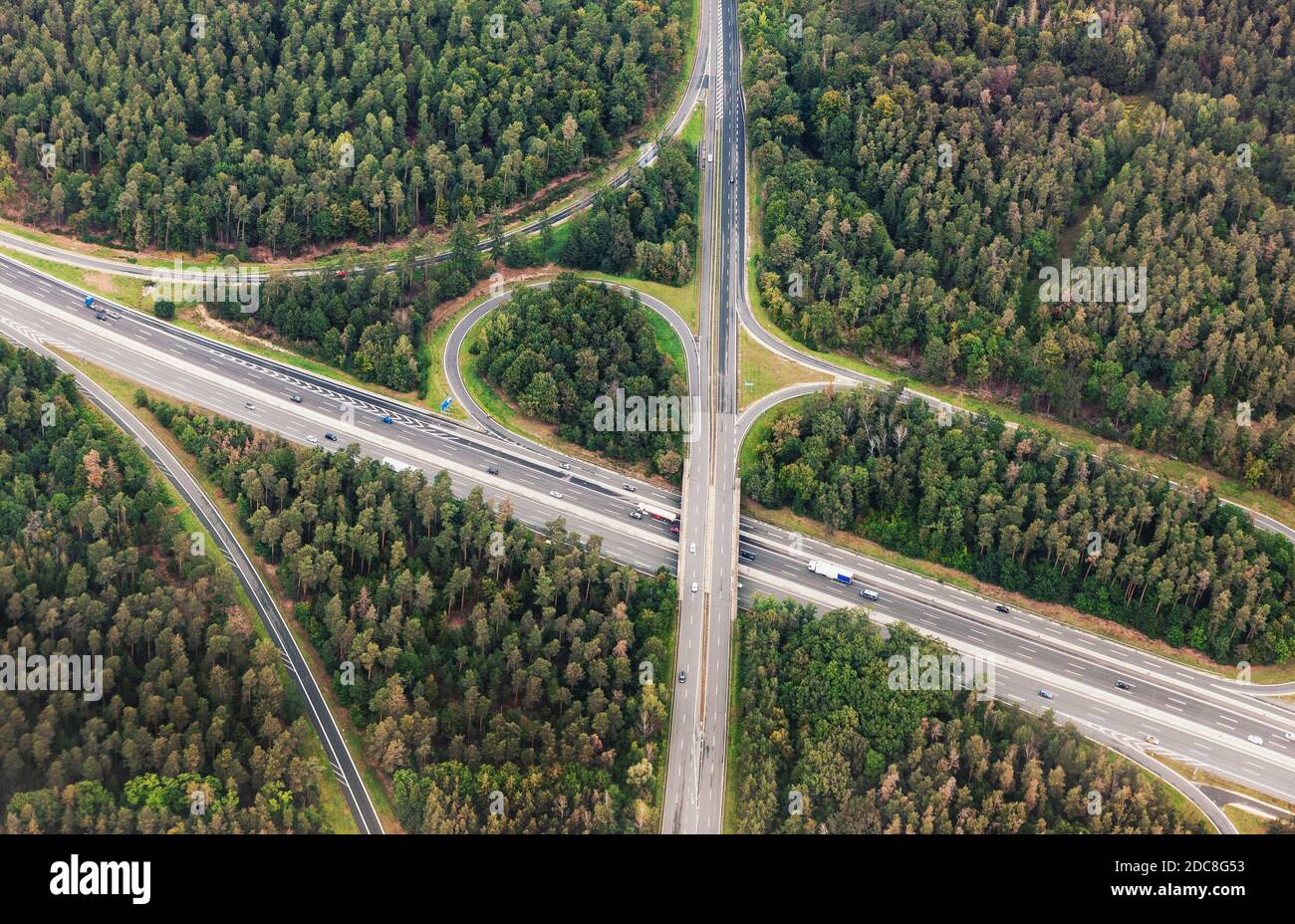 Vista aerea dell'incrocio autostradale con il traffico automobilistico. Vista dall'alto dall'alto dell'uccello, foto dell'incrocio stradale nell'ambiente forestale Foto Stock
