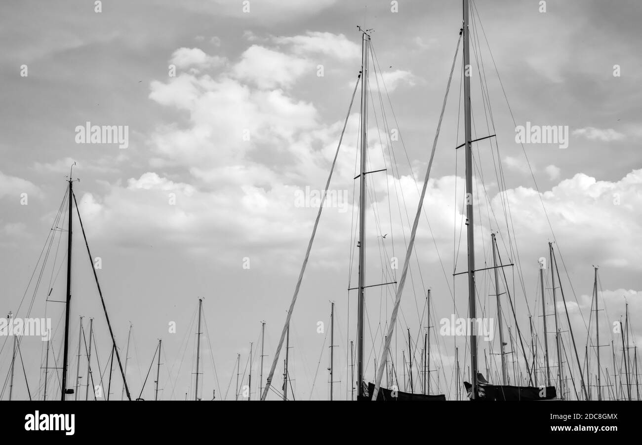 Barca a vela attraccata nel porto calmo durante il un estivo cielo blu scuro Foto Stock