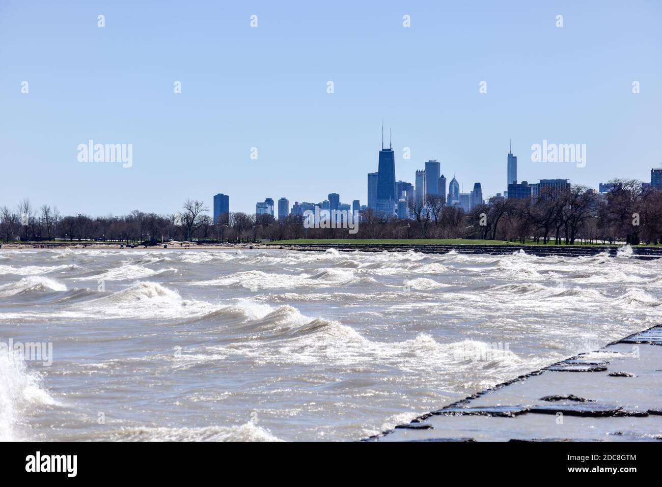 Grande skyline della città lungo il lungomare Foto Stock