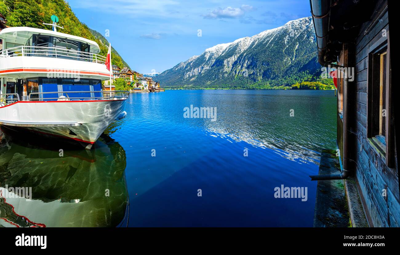 Vista panoramica sul lago Hallstätter nelle Alpi austriache in una splendida giornata di sole in autunno, regione del Salzkammergut, Austria Foto Stock