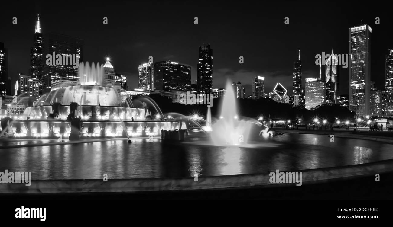 Punto di riferimento storico attrazione turistica fontana d'acqua di notte con luci e lo skyline della città Foto Stock