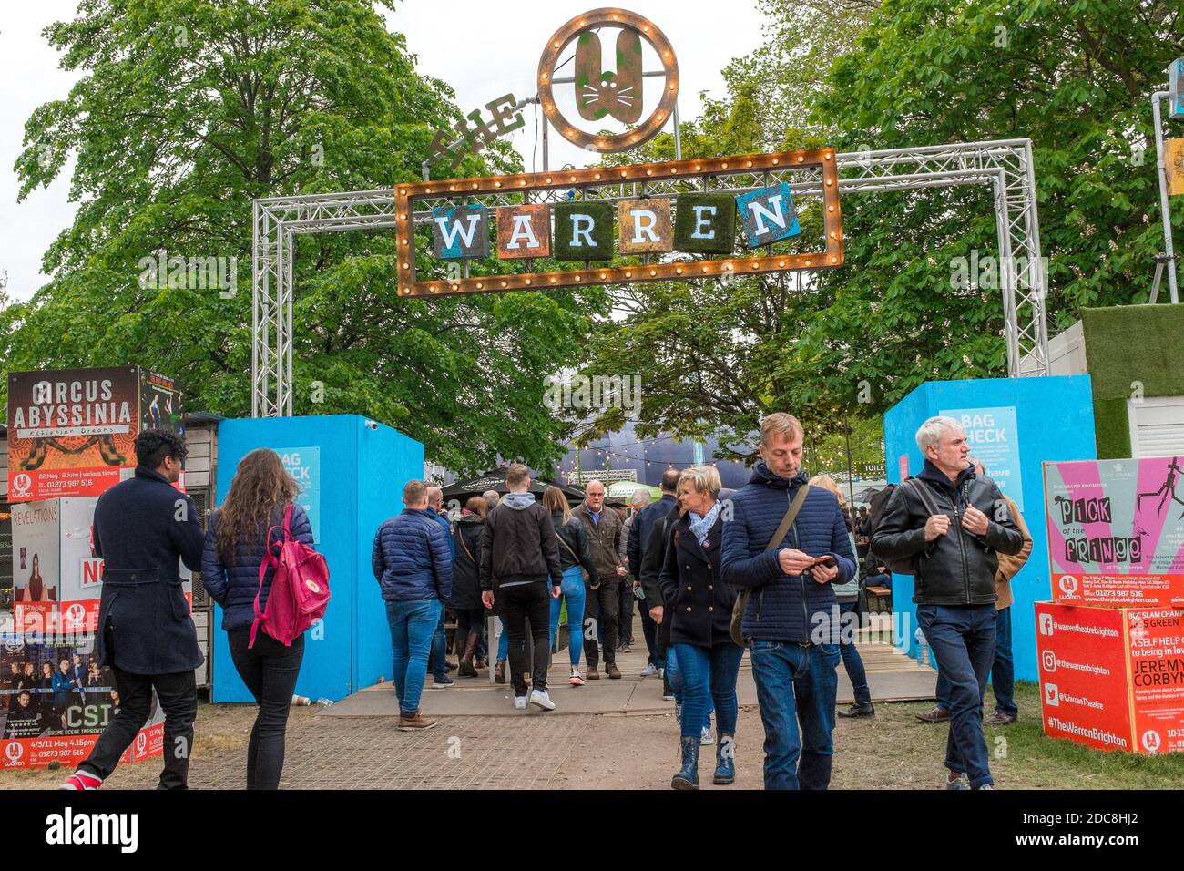 Persone fuori dall'ingresso del Warren durante il Brighton Fringe Festival, Brighton & Hove, East Sussex, Regno Unito Foto Stock