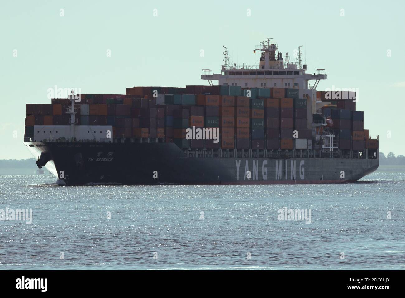 La nave container YM Essence passerà Cuxhaven la mattina del 25 agosto 2020 sulla strada per il Mare del Nord. Foto Stock