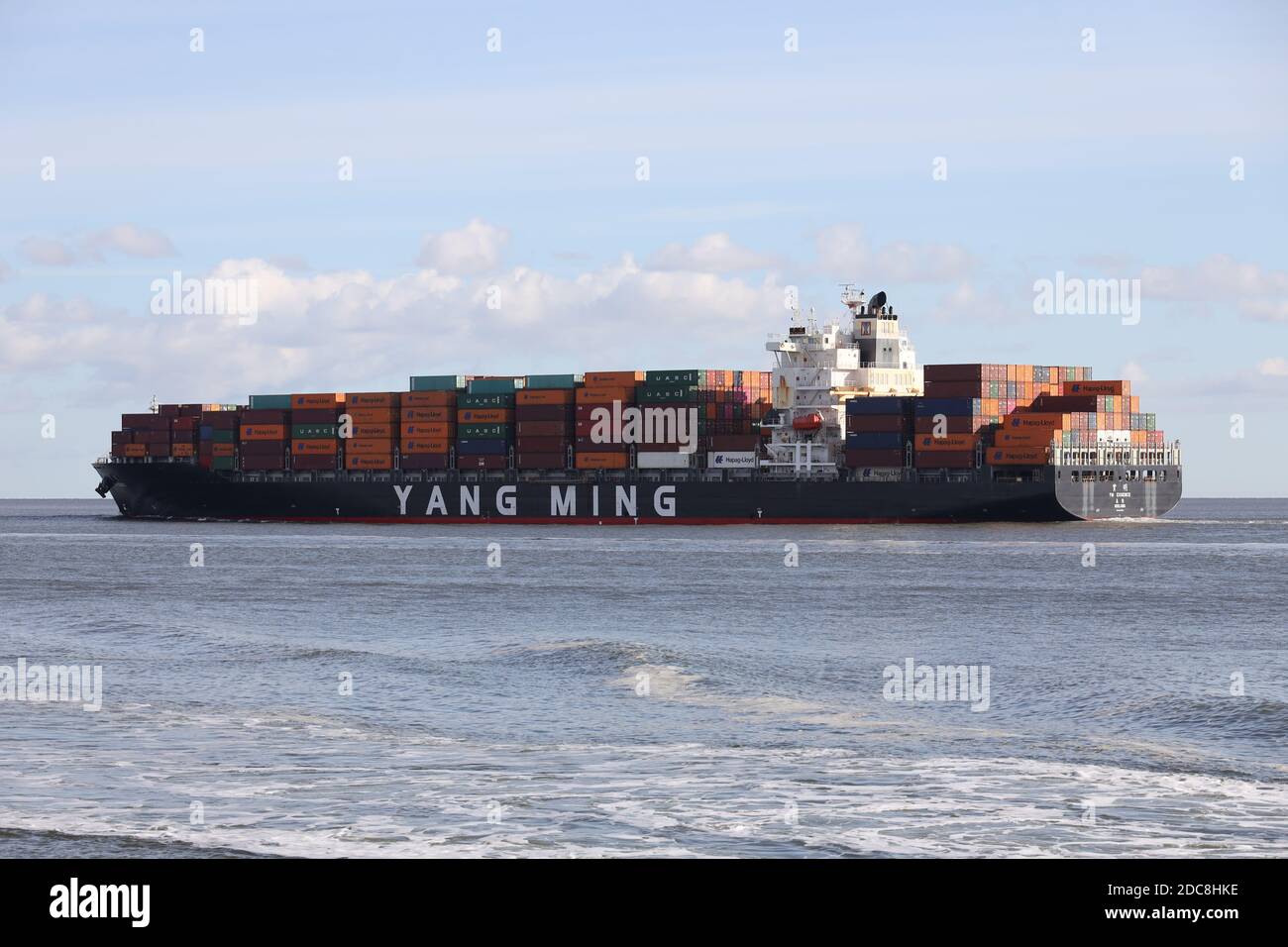 La nave container YM Essence passerà Cuxhaven la mattina del 25 agosto 2020 sulla strada per il Mare del Nord. Foto Stock