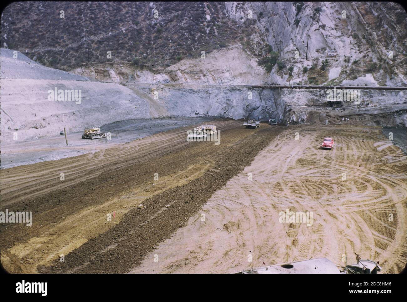 Santa Felicia Dam, 1955-56, Lago Piru, Contea di Ventura Foto Stock