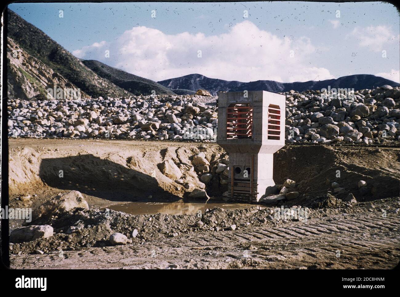 Santa Felicia Dam, 1955-56, Lago Piru, Contea di Ventura Foto Stock