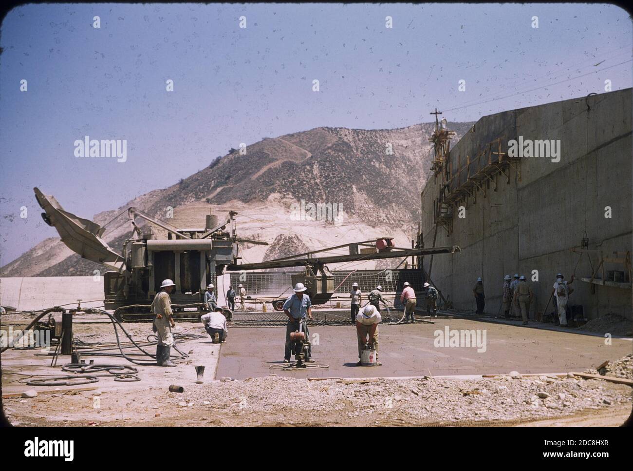 Santa Felicia Dam, 1955-56, Lago Piru, Contea di Ventura Foto Stock