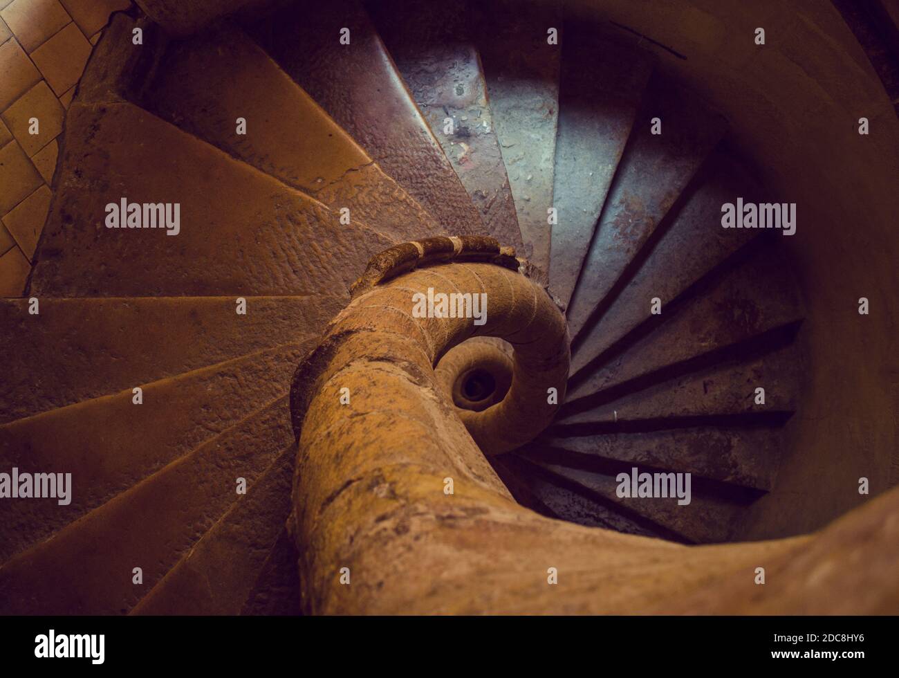 Scale a spirale all'interno di famosi edifici di Lione, i traboules Foto Stock