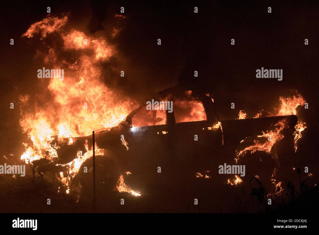 Auto incendiata. Foto Stock