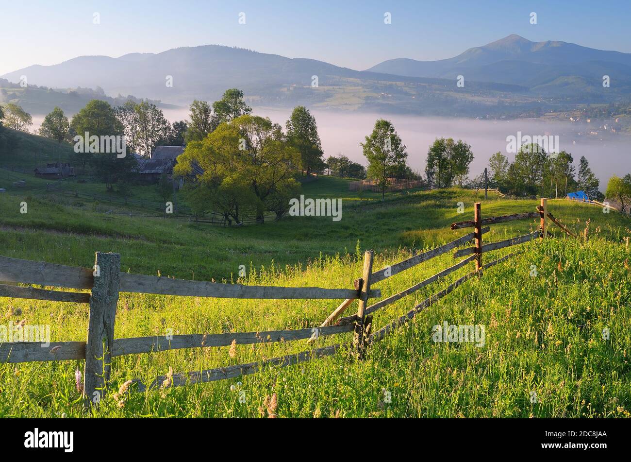 Paesaggio estivo. Mattina in un villaggio di montagna Foto Stock