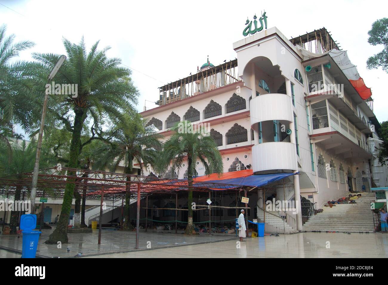 Sylhet, Bangladesh - 22 luglio 2013: Moschea di Dargah e Jalali Kabutar di Hazrat Shahjalal (RA) a Sylhet. Foto Stock