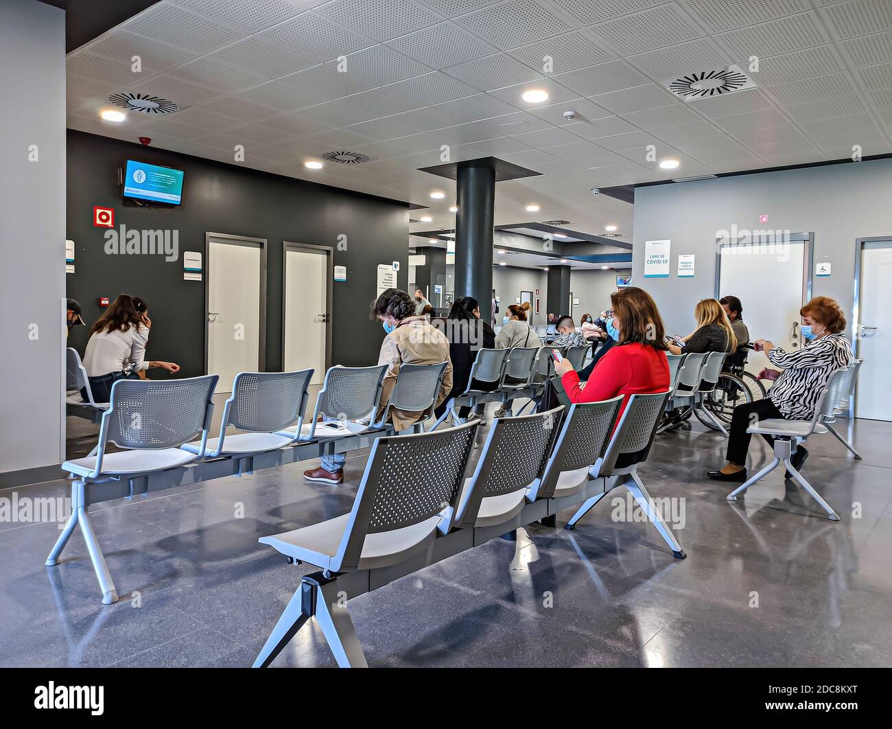 Huelva, Spagna - 19 novembre 2020: Sala d'attesa per consultazioni esterne nell'ospedale privato Costa de la Luz di Huelva Foto Stock