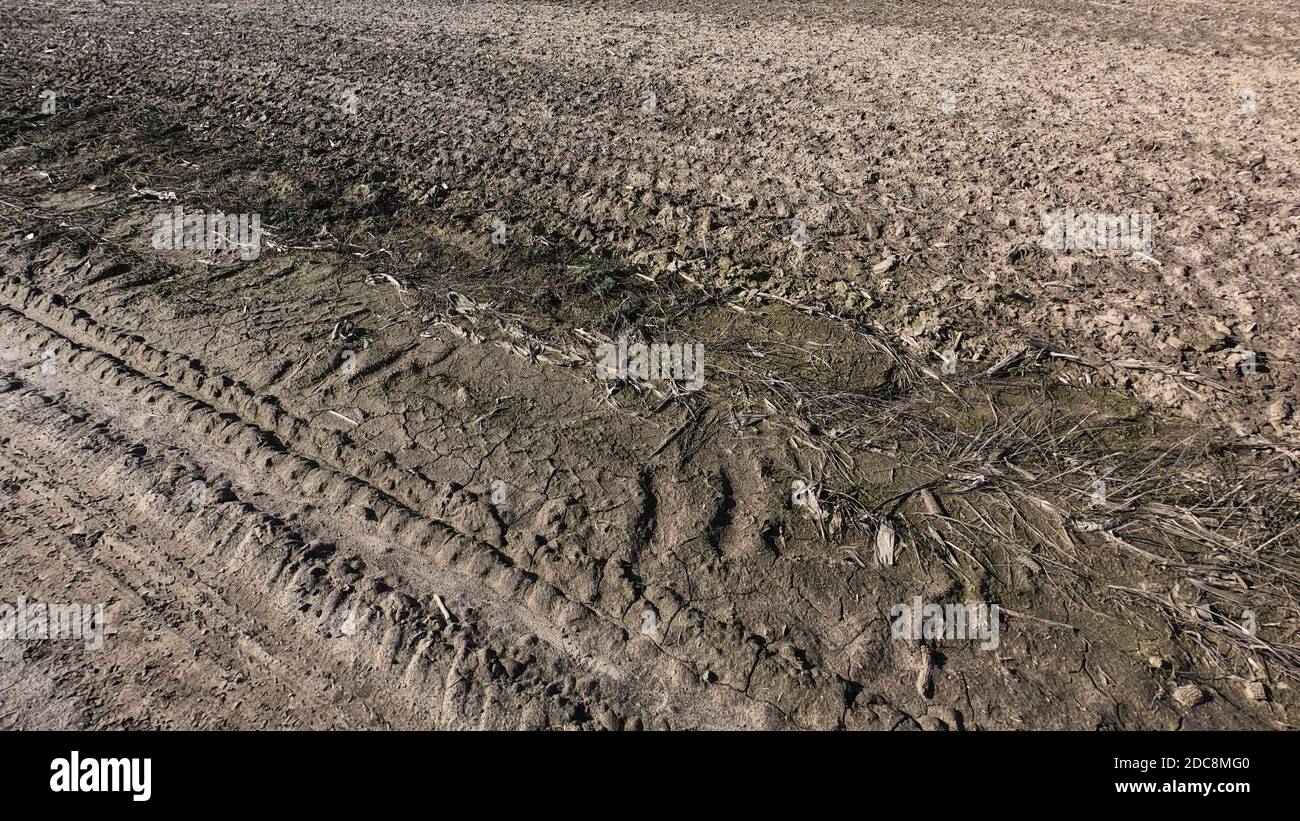 Tracce di trasporto sul terreno. Sfondo. Foto Stock