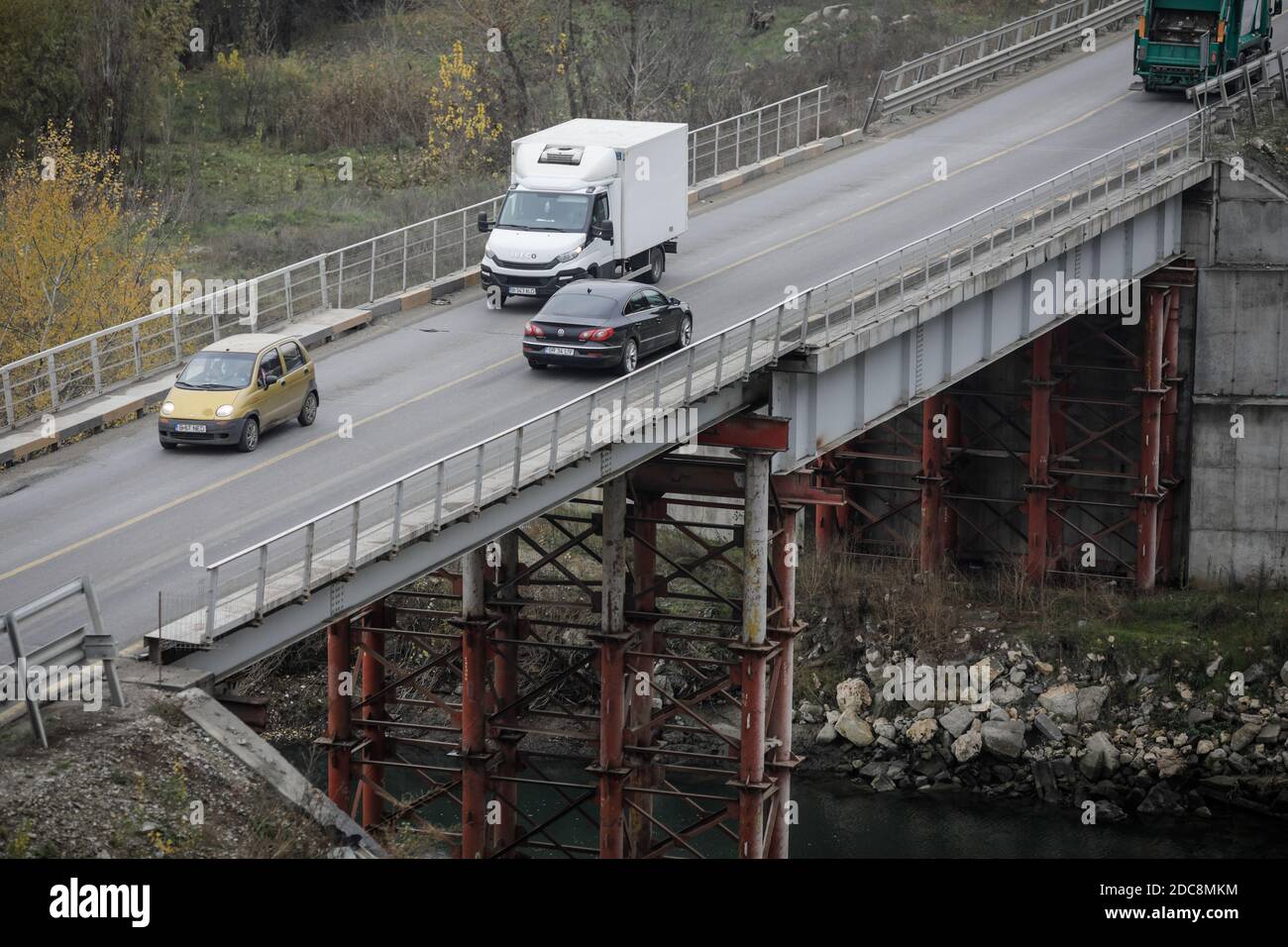 Giurgiu, Romania - 19 novembre 2020: Auto e camion passano su un vecchio e arrugginito ponte metallico. Foto Stock