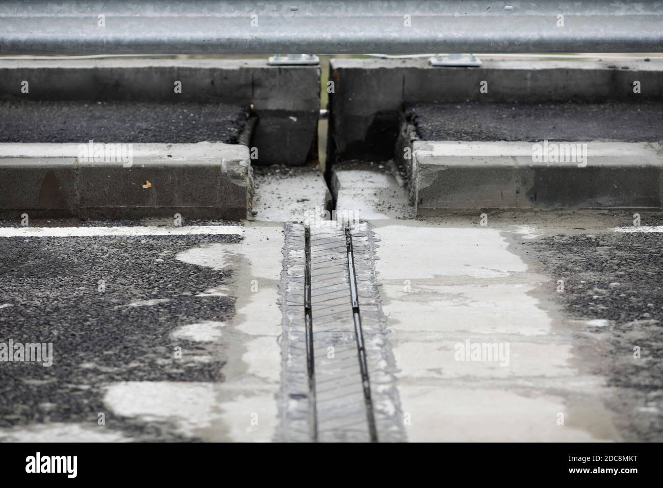Immagine della profondità di campo poco profonda (fuoco selettivo) con giunti di dilatazione di un ponte per il traffico automobilistico. Foto Stock