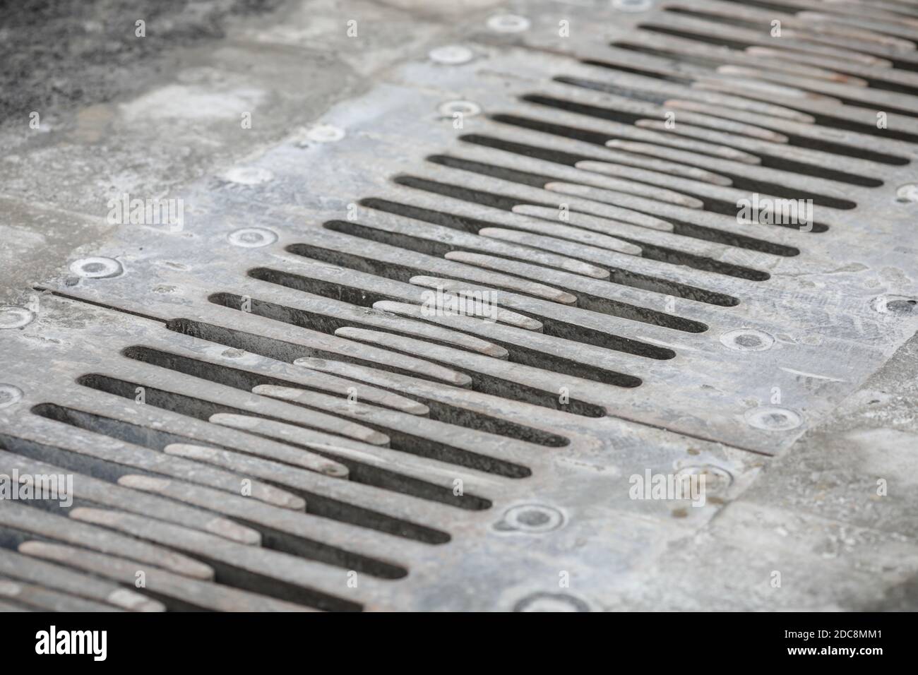 Immagine della profondità di campo poco profonda (fuoco selettivo) con giunti di dilatazione di un ponte per il traffico automobilistico. Foto Stock