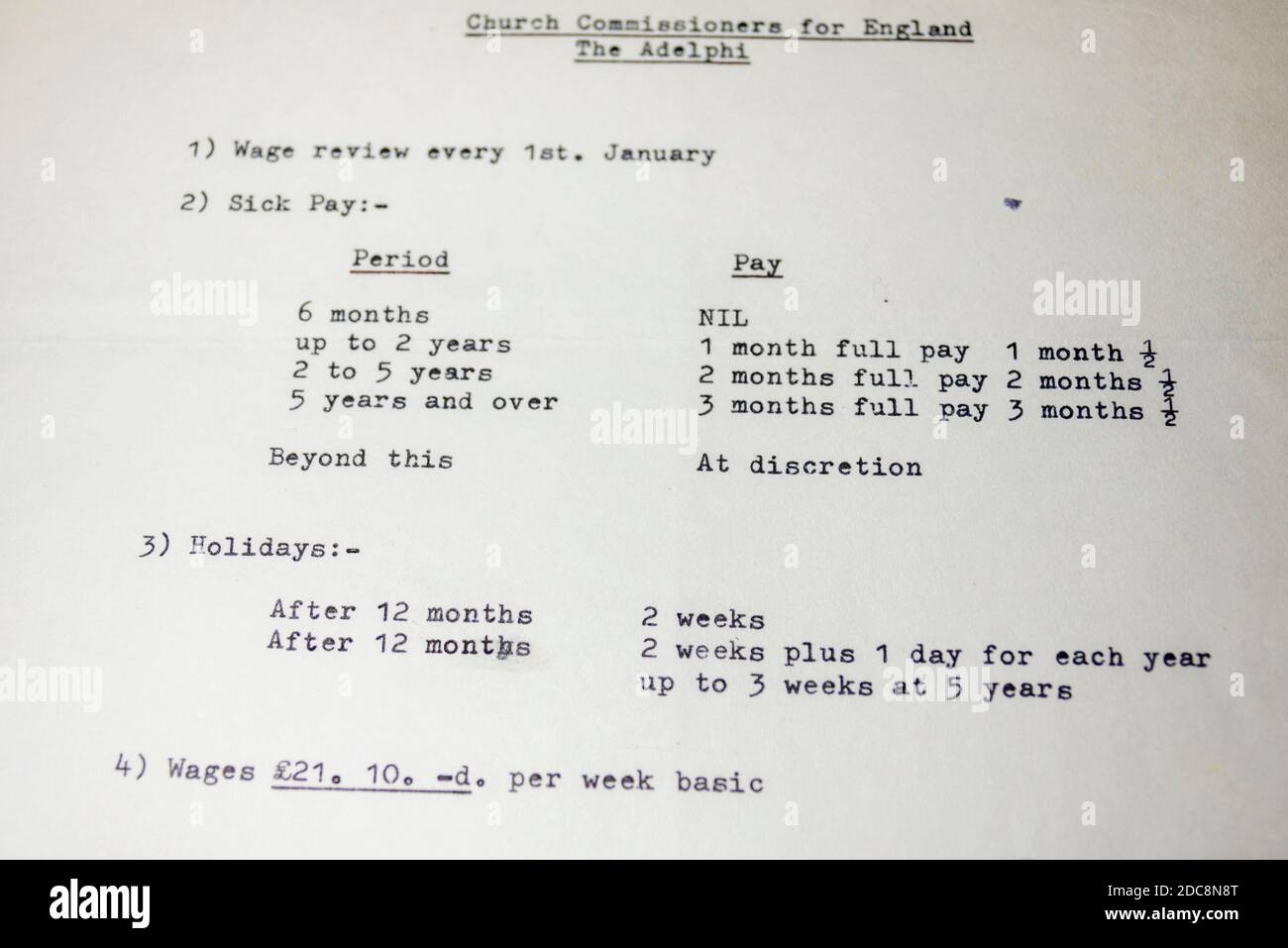 Documenti d'epoca riferiti ai commissari della Chiesa per l'Inghilterra, l'Adelphi, John Adam Street, Londra, Regno Unito. Revisione dei salari degli anni '60 Foto Stock