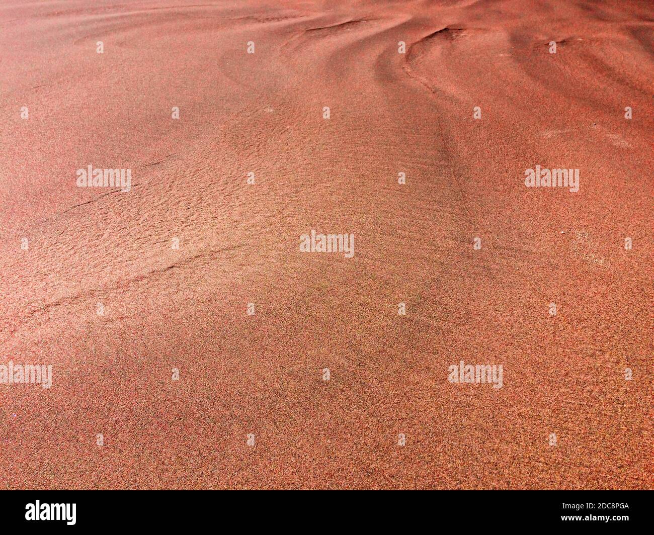motivi dalle onde e vento sulla sabbia, sabbia di un colore insolito Foto Stock