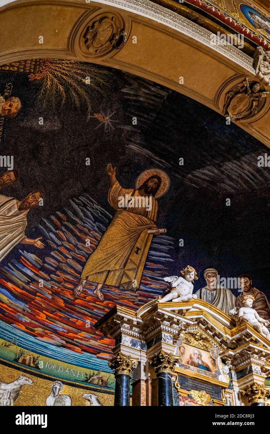 Dettagli dell'interno della Basilica dei Santi Cosma e Damiano - bella decorazione Mosaica sull'altare - Roma, Italia Foto Stock
