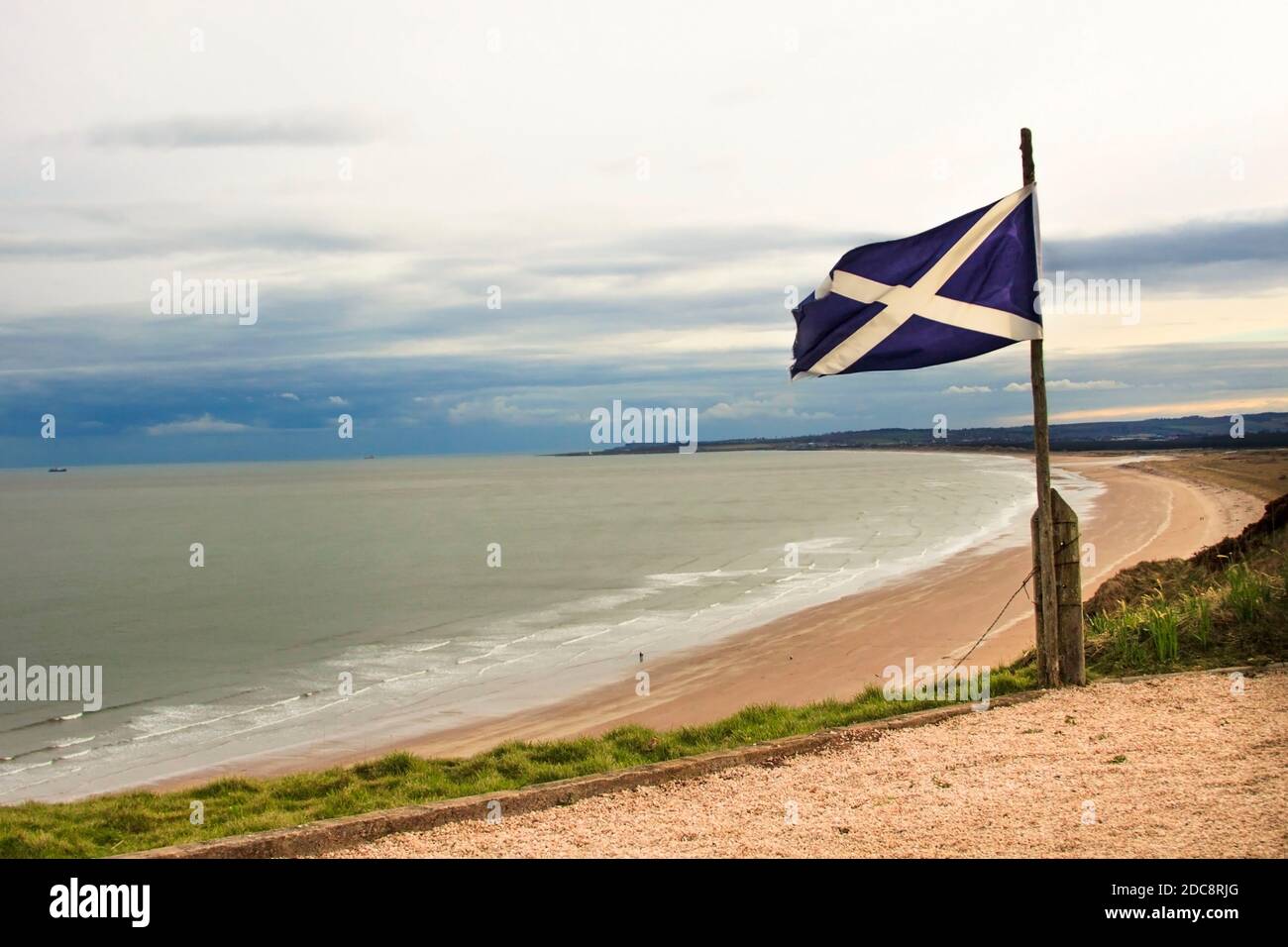 Bandiera scozzese che sventola a St Cyrus Beach. Aberdeenshire, Scozia, Regno Unito. Foto Stock