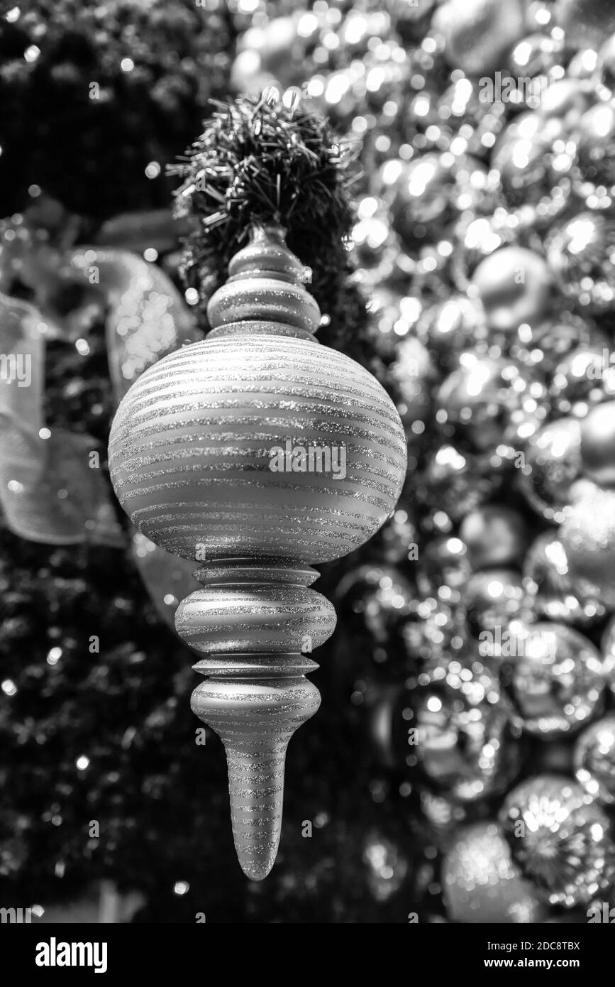 Decorazioni natalizie, luci e ornamenti Foto Stock