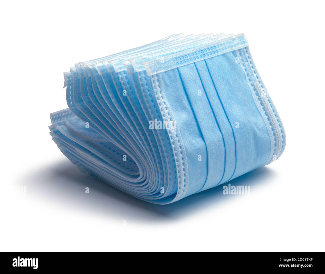Diverse nuove maschere mediche blu piegate e tagliate in bianco. Foto Stock Diverse nuove maschere mediche blu piegate e tagliate in bianco. Foto Stock