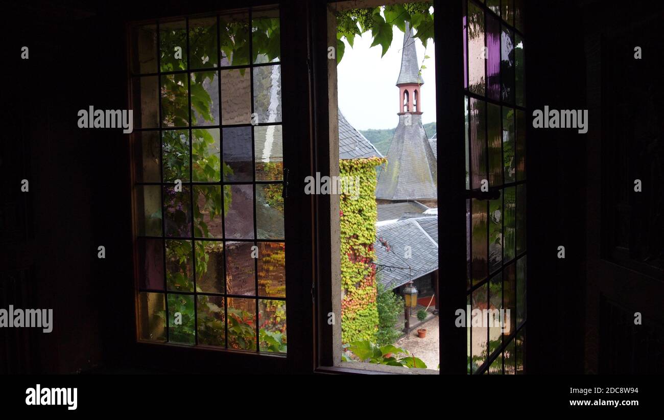 Storico chiesa costruzione finestre e porte Foto Stock