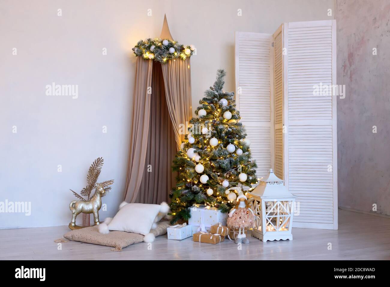 albero di natale e lampada loft interno Foto Stock