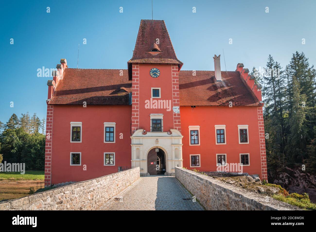 Chateau d'acqua rossa Cervena Lhota nella Boemia meridionale, Repubblica Ceca. Tempo estivo senza nuvole. Castello senza acqua a causa del fallimento della diga nel 2019. Foto Stock