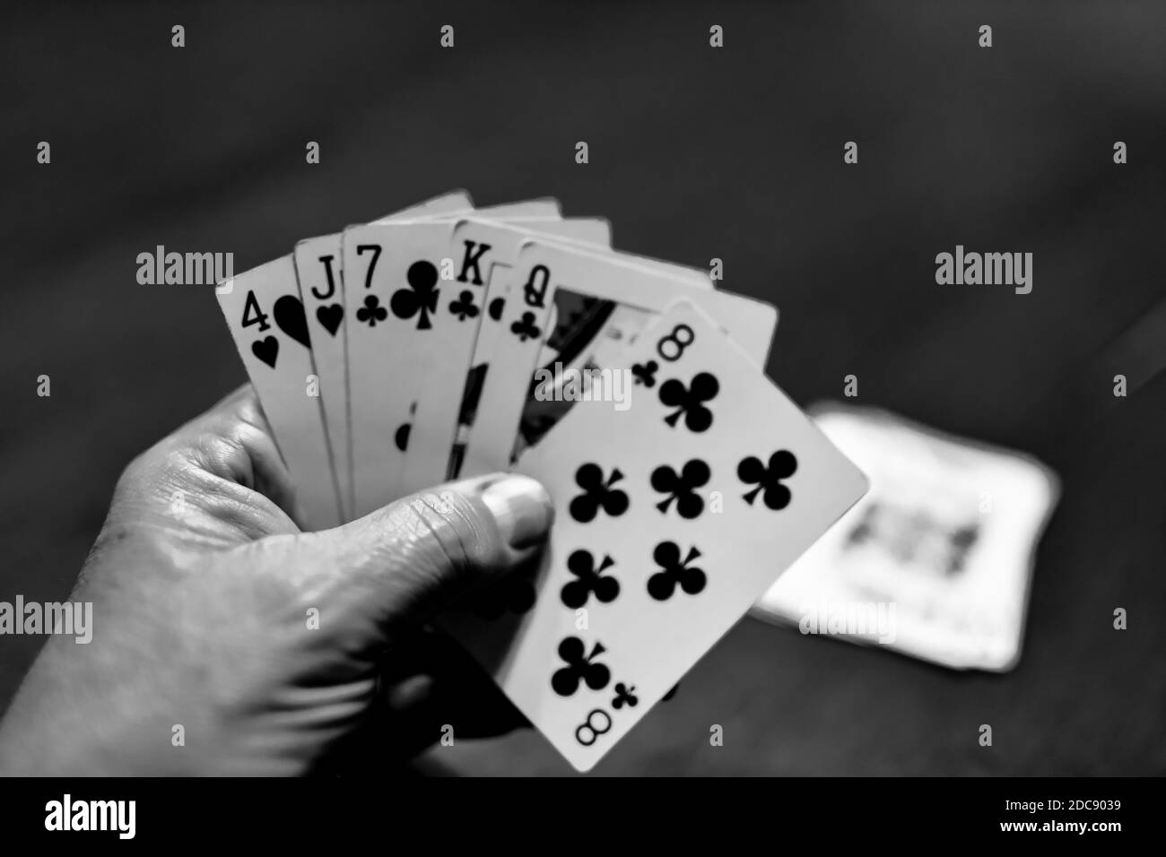mano umana che tiene carte da gioco gioco gioco di carte gioco Foto Stock