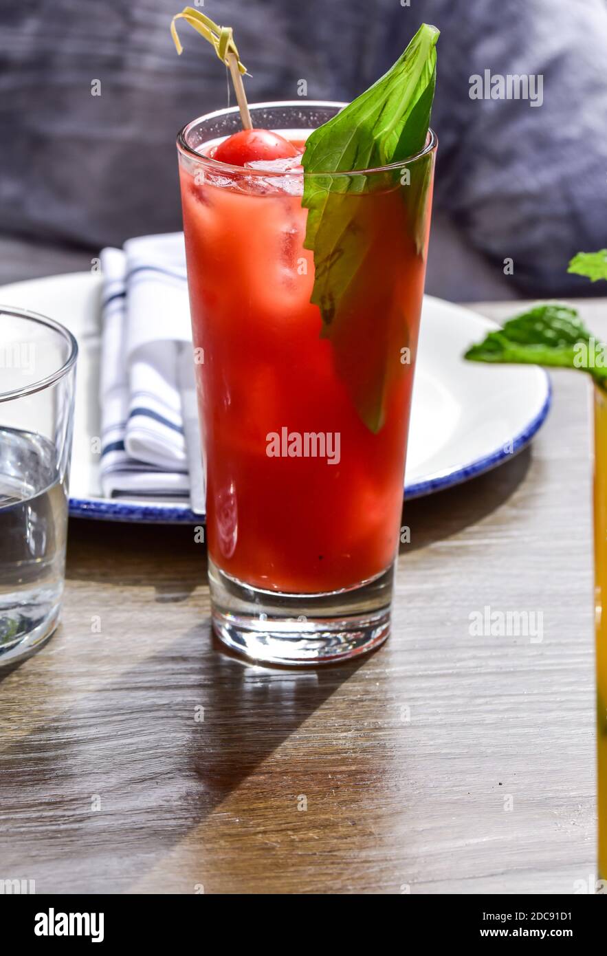mattina colazione estiva mimosa cocktail drink in bicchiere a ristorante Foto Stock