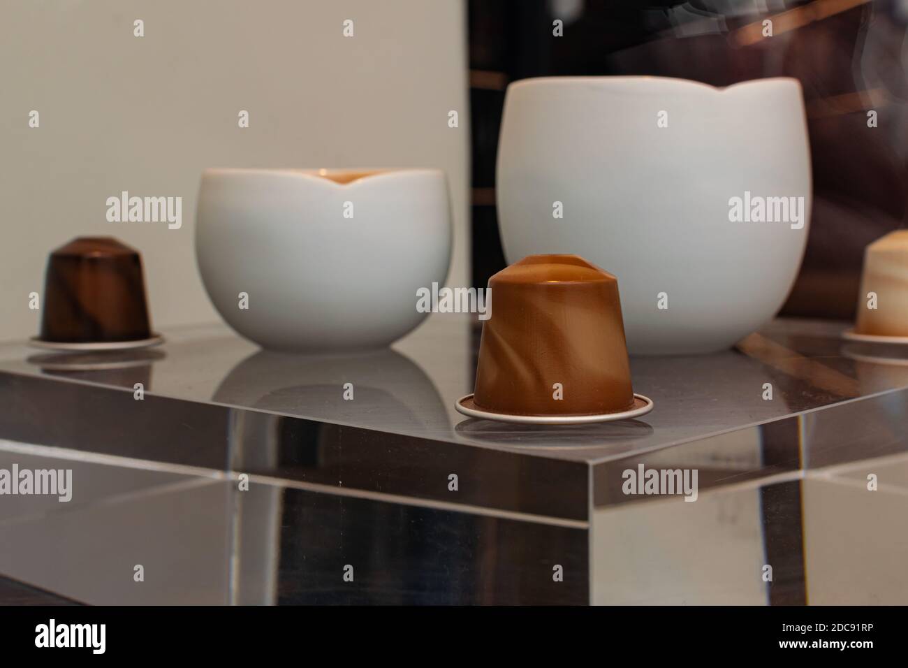Macchina da caffè Nespresso capsule tazze Foto stock - Alamy