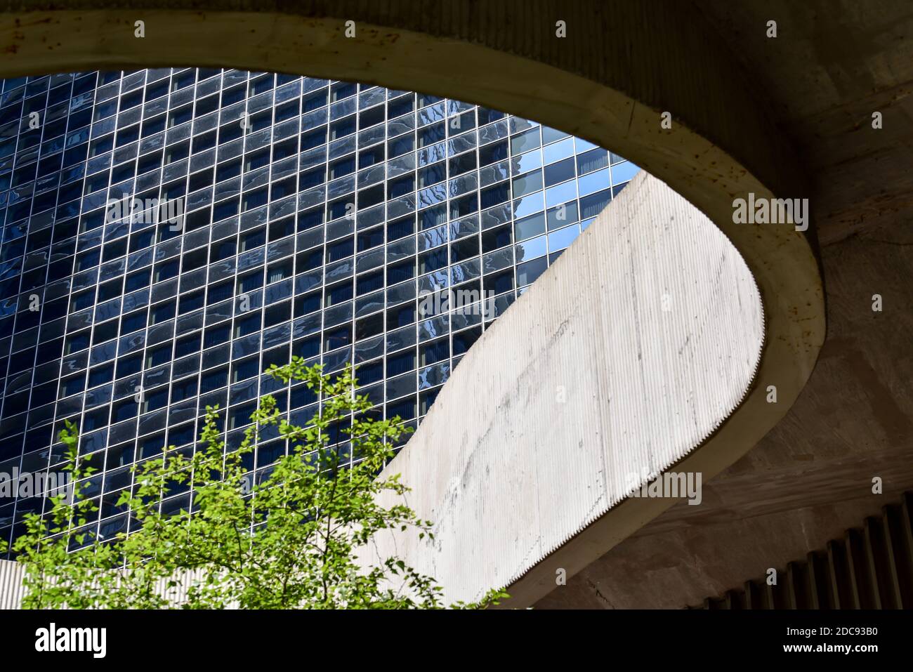 Moderno schema di scale all'aperto e curve in città Foto Stock