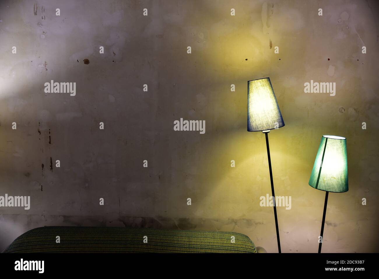lampade da pavimento d'interni vintage contro le pareti verniciate con agenti atmosferici e invecchiati Foto Stock