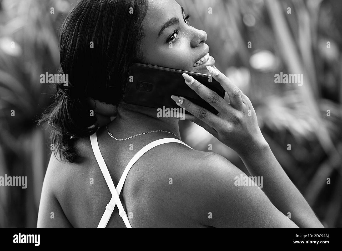 bella donna che parla con il telefono , l'avana Foto Stock