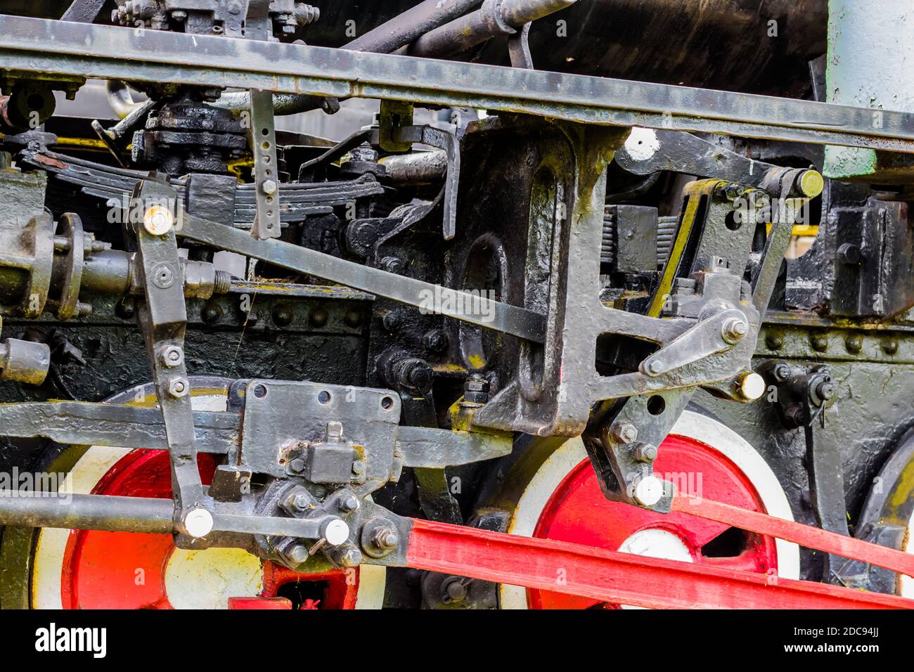 Vista in primo piano di un vecchio telaio di locomotiva in ferro con rosso ruote Foto Stock Vista in primo piano di un vecchio telaio di locomotiva in ferro con rosso ruote Foto Stock
