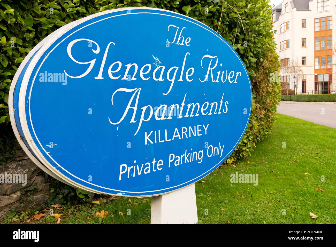 Il cartello Gleneagle River Apartments si trova presso il Brehon Hotel di Killarney, nella contea di Kerry, Irlanda Foto Stock