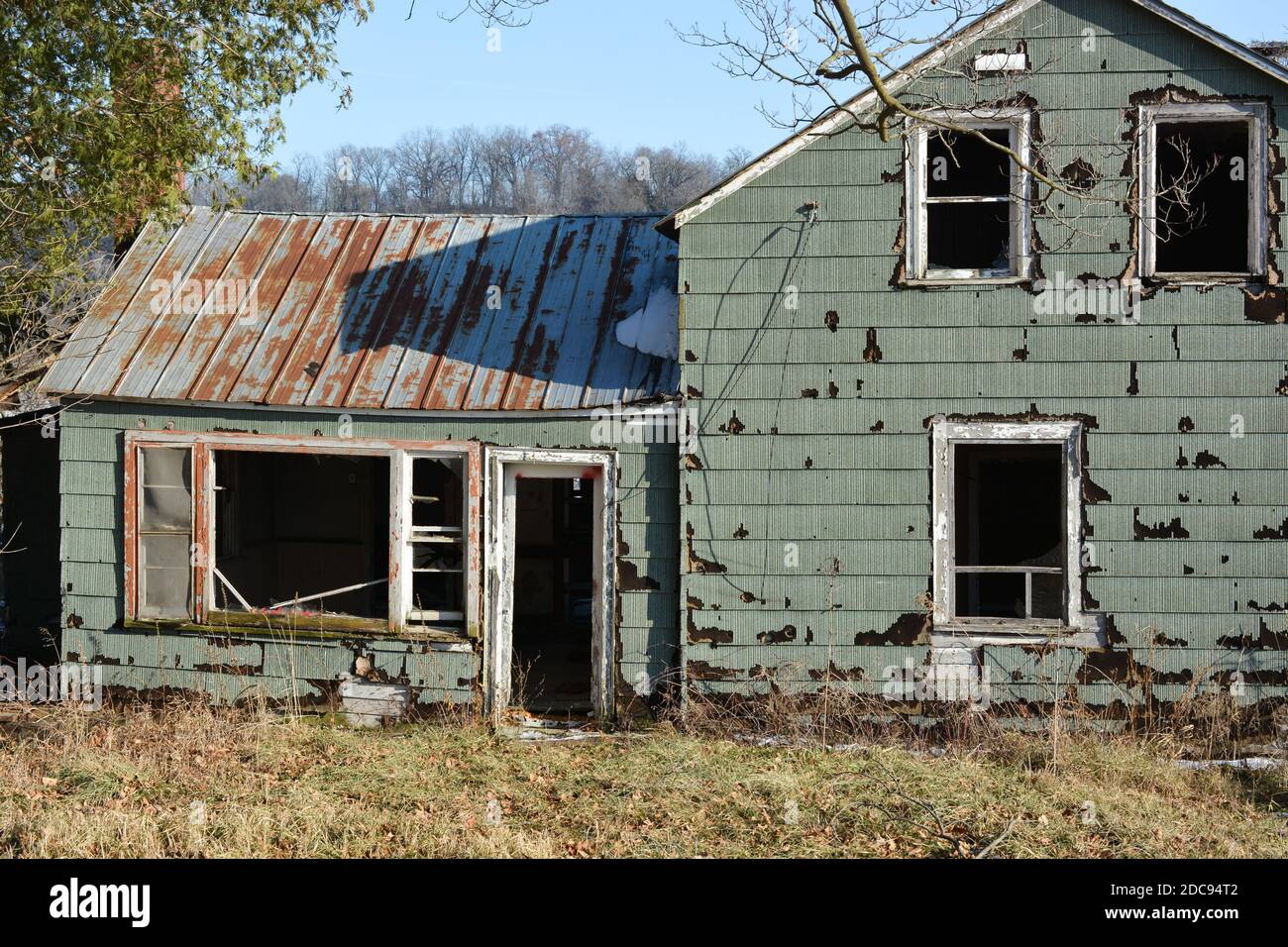 Abbandonata e alterata vecchia casa che si siede vuota e rotta Foto stock - Alamy