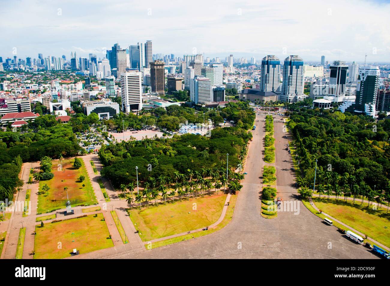 Skyline di Giacarta da Monas, il monumento nazionale, Giava, Indonesia, Sud-est asiatico, Asia, Asia Foto Stock