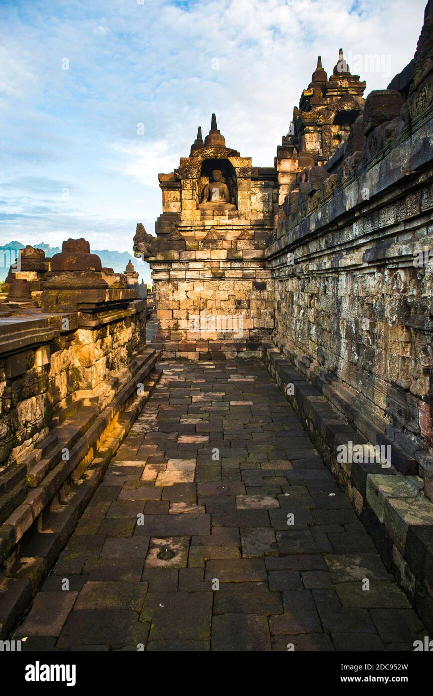 Seconda piattaforma, il Tempio di Borobudur, Sito Patrimonio dell'Umanità dell'UNESCO, Yogyakarta, Giava, Indonesia, Asia, Asia Foto Stock