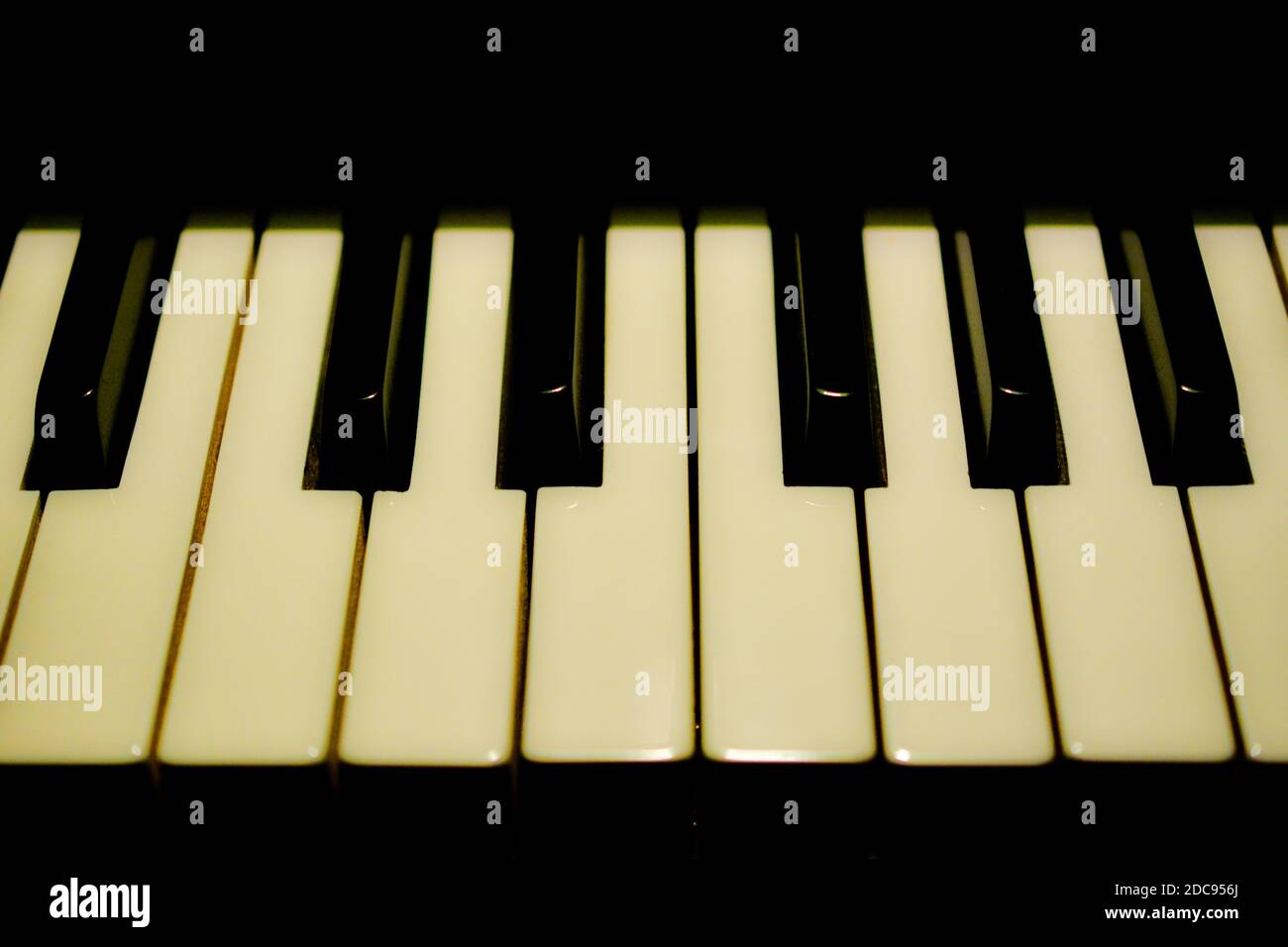 vista ravvicinata dei tasti della tastiera del pianoforte con angolo ridotto Foto Stock
