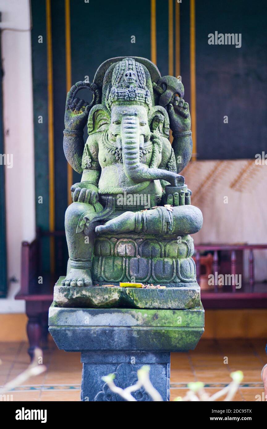 Statua di pietra del Dio indù Ganesh al Palazzo del Sultano, Kraton a Yogyakarta, Giava, Indonesia, Asia Foto Stock